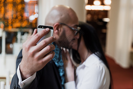 阿拉伯商务人士和女自拍女孩头发手机姿势夫妻照片冒充购物女性裙子酒店图片