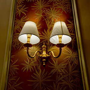 古老的墙灯辉光白色金属玻璃装饰家具灯笼金子艺术黄色图片
