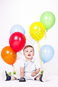 小男孩 带着一堆气球图片