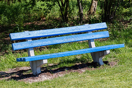 公共公园中的蓝凳子蓝色天空民众长椅太阳座位小路休息木头旅行图片