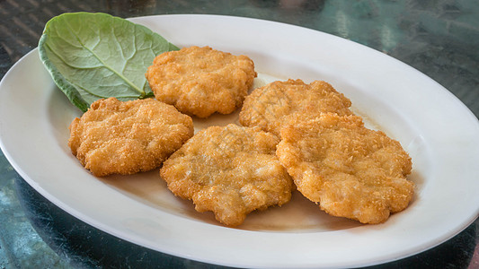 深炸虾饼小吃盘子美食蛋糕油炸食物海鲜图片