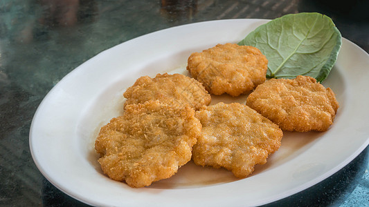 深炸虾饼油炸食物蛋糕小吃美食海鲜盘子图片