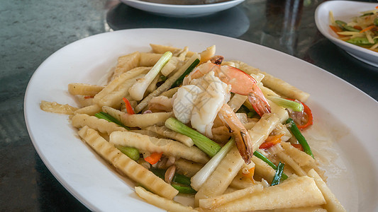 烤炒竹子盘子油炸海鲜蔬菜洋葱食物午餐图片