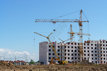 建造一座多层建筑 Cranes工程房子职场建筑学城市套管公寓脚手架高楼晴天建设者图片