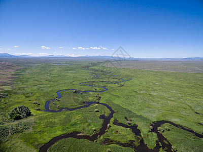 山谷中的河沟草地绿色河岸洪水天线航拍高清图片