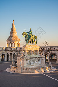 匈牙利布达佩斯Sunrise的圣斯特凡蓝色观光国王天空建筑学阳光照射暖光历史性历史雕塑图片