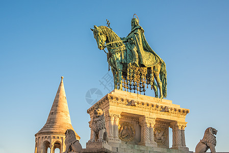匈牙利布达佩斯圣斯特凡蓝色纪念碑雕塑暖光地标石头天空堡垒观光历史性图片
