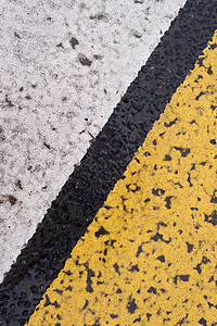 具有破裂的白色和黄色条带的沥青公路纹理砂砾粒状运输柏油地面大街墙纸石头运动材料图片