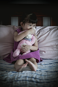 可怜的亚洲女孩坐在床上 Vignette图片风格图片