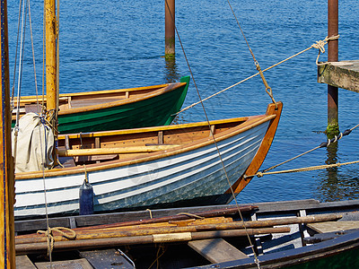 旧旧木帆船港口假期海洋木头古董绳索索具闲暇运输导航图片