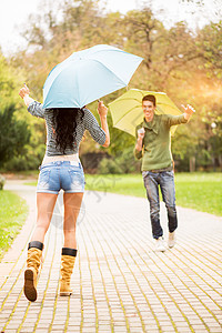 在雨中相会图片