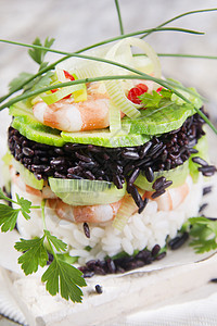 黑白大米塔 有虾和美食黑色厨房饭厅饮食烹饪绿色香菜餐厅对虾图片