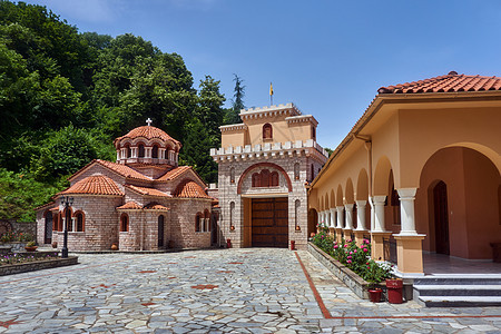东正教修道院教会正方形回廊柱子建筑学圆顶宗教天空石头图片