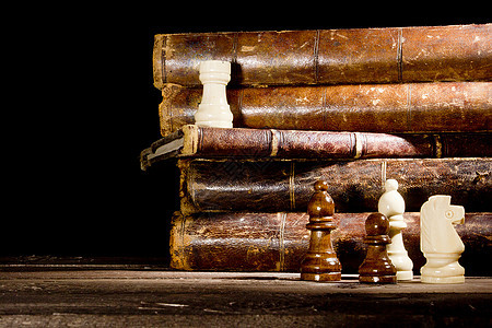 旧书和棋子图片