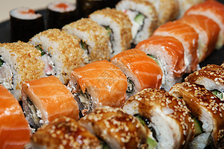 各种美味的寿司卷海藻蔬菜美食扇贝螃蟹种子奶油餐厅芝麻午餐图片