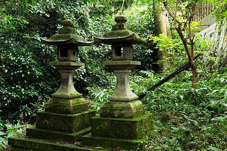 日本寺庙的石灯旅行公园灯笼蓝色岩石叶子宗教太阳雕刻石头图片