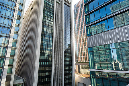 现代建筑景观白色窗户工作玻璃房间蓝色办公室总部市中心图片
