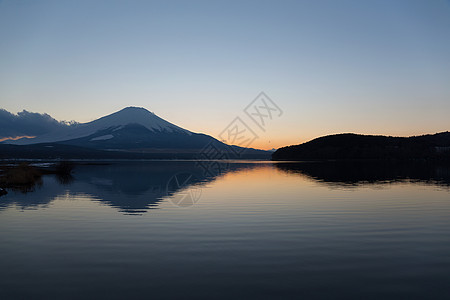 Yamanaka湖的fuji山季节日落天空蓝色森林地标顶峰天际火山公吨图片