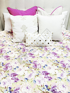白色和紫色床单 有花岗设计图片