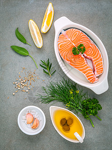白碗里有橄榄油成分的生鲑鱼片餐厅午餐烹饪鱼片饮食小吃厨房营养化剂养分图片