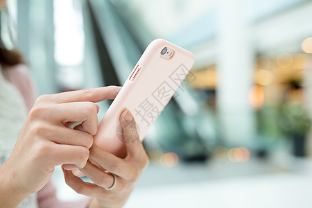 妇女使用电话女士女孩粉色游戏手机阅读上网冲浪短信女性图片