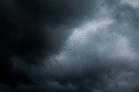 下雨前的黑暗天空风暴环境天堂气象气氛雷雨飓风危险积雨气候图片