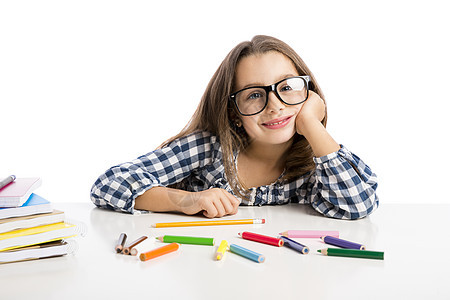 小女孩在画画教育染色女孩彩色铅笔桌子儿童图书绘画眼镜图片