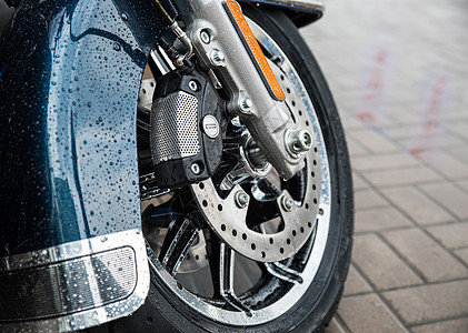 摩托车上新的闪亮制动盘卡尺自行车力量工程轮缘光盘运动速度车轮安全图片