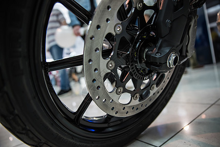 摩托车上新的闪亮制动盘工程车轮卡尺轮缘维修发动机软垫合金磁盘运动图片