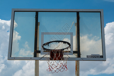篮球场篮球场网环板 在蓝天外面露天外团队闲暇分数民众天空比赛运动法庭照片蓝色图片