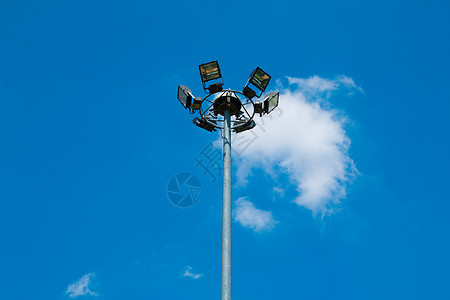 蓝色天空高处的柱子聚光灯金属高度力量街道照明运动活力邮政灯柱灯泡图片