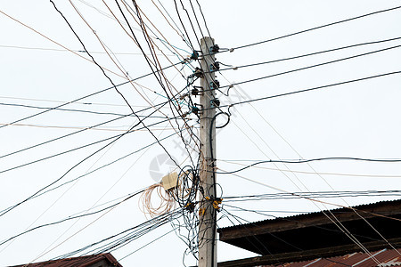 柱子上的铁丝网一团乱七八糟蓝色力量白色超载网络电气电话天空日光桅杆图片