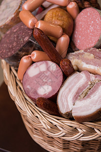香肠产品种类繁多营养熏制商业熟食美食熏肉柜台猪肉木板小吃图片