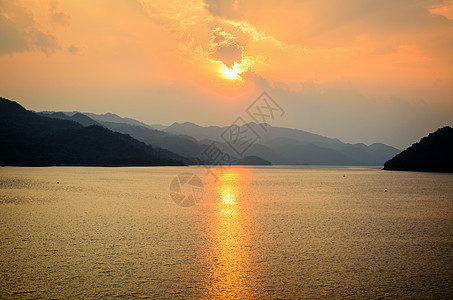 日落在湖边的山上山脉旅行太阳国家风景天空场景公园橙子反射图片