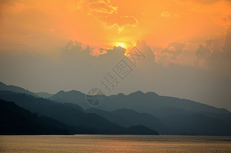 日落在湖边的山上反射风景太阳山脉场景国家橙子旅游旅行公园图片
