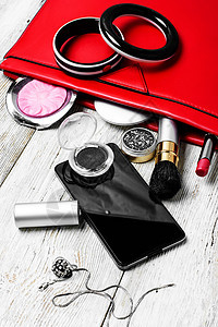 红离合器袋和女装附件睫毛膏皮革青年化妆品魅力手镯袖珍香水美容口红图片
