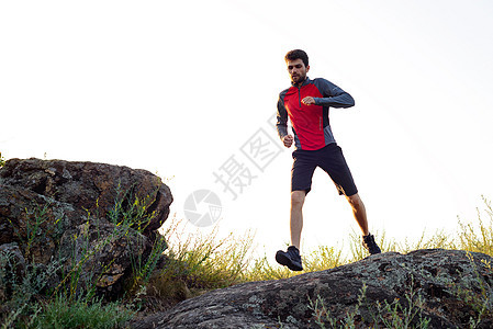 年轻运动员在夜里跑在洛基山的火车上 活跃的生活方式金子日落踪迹日出保健慢跑者赛跑者岩石耐力公园图片