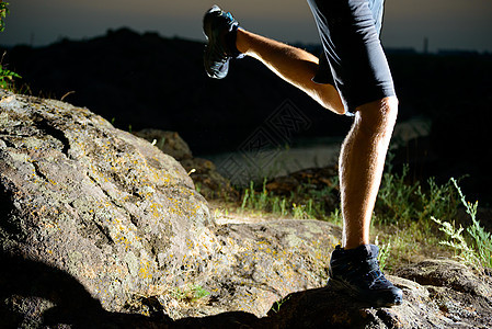 体育运动员腿在夜里落山轨上跑的紧贴式运动 积极的生活方式日落训练公园日出慢跑者卫生健康太阳踪迹金子图片