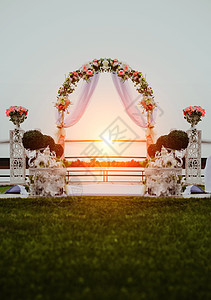 婚纱用鲜花装饰已婚花园婚姻风格环境日落花朵庆典浪漫仪式图片