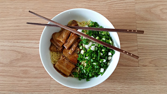 鸡蛋面和蒸猪肉肚子桌子陶瓷洋葱烹饪腹部蔬菜白色美食午餐制品图片