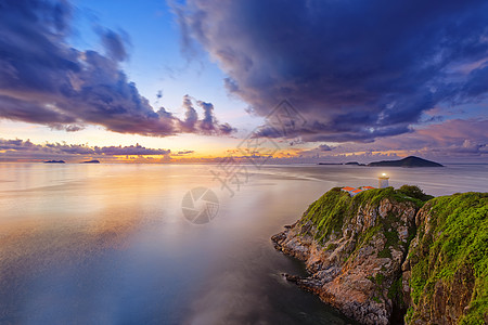 日出时香港灯塔爬坡安全紫色地平线戏剧性全景天空地标日落海浪图片