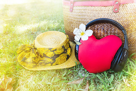 红心通过耳机 夏帽和包听音乐绿色娱乐情绪情人枕头歌曲图片