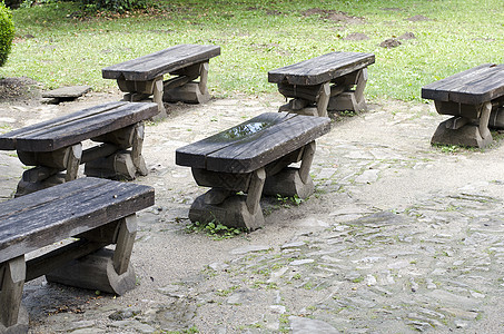 旧木板椅露台公园家具花园植物桌子叶子场地椅子长椅图片