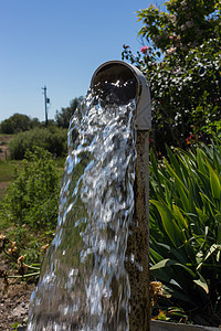 泉水从井管流出来源金属雨水灌溉溪流管子跑步瀑布管道环境图片