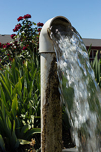 泉水从井管流出雨水液体管道金属管子跑步流动灌溉瀑布环境图片