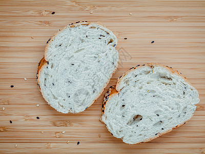 竹切板上新鲜自制草药面包片小麦小吃面粉厨房谷物百里香营养粮食饮食面包图片