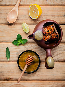 草药茶壶 配有新鲜的草药沙吉 派培敏特和印度b温度鼻子季节流感治疗疾病杯子薄荷树叶发烧图片