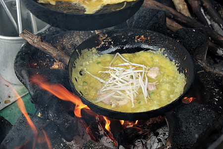 越南食品 banhxeo vietnamese煎饼炊具乡村黄色周转烹饪美食油炸平底锅盘子街道图片