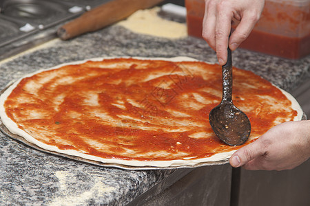 带生披萨的厨师女性烹饪酵母面团馅饼厨房美食食谱木板乡村图片