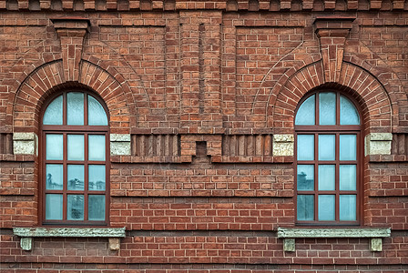 棕色墙上的两扇窗户图片